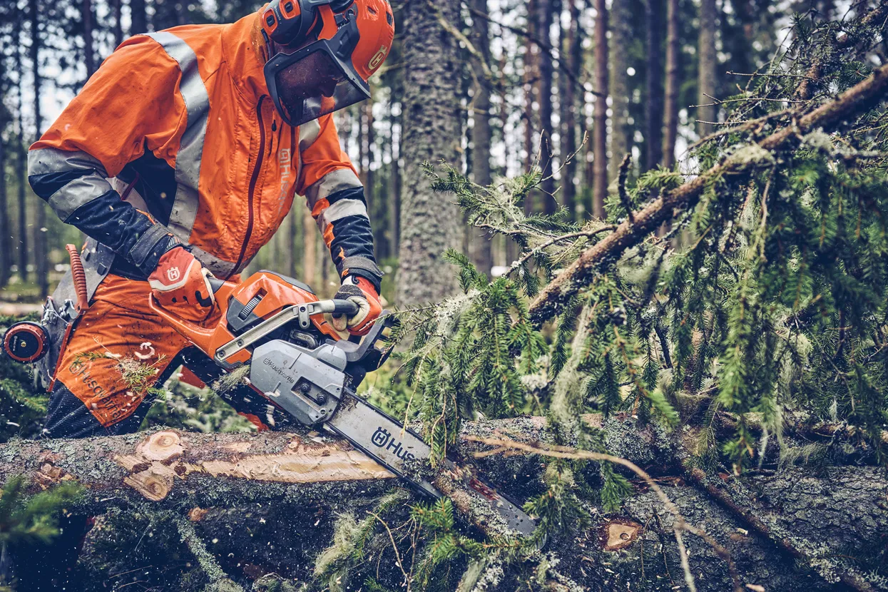 Husqvarna 560 XP Mark II Pilarka spalinowa łańcuchowa do profesjonalnej pracy w lesie